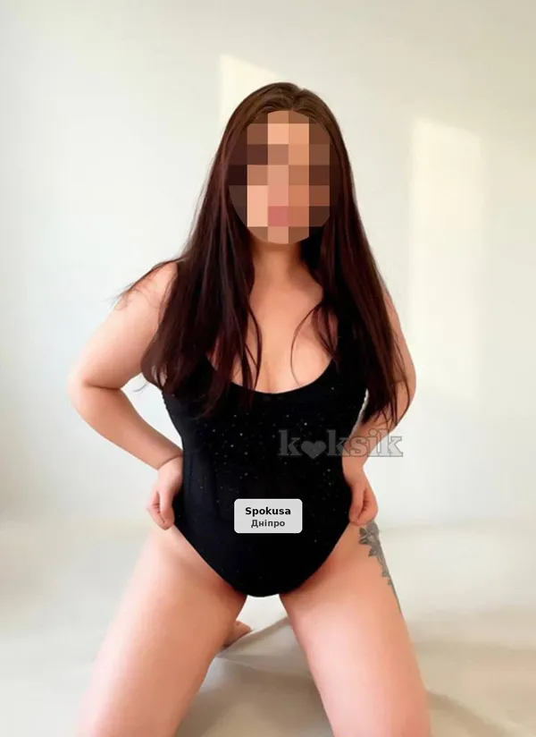 Киця з ногами від вух твоя