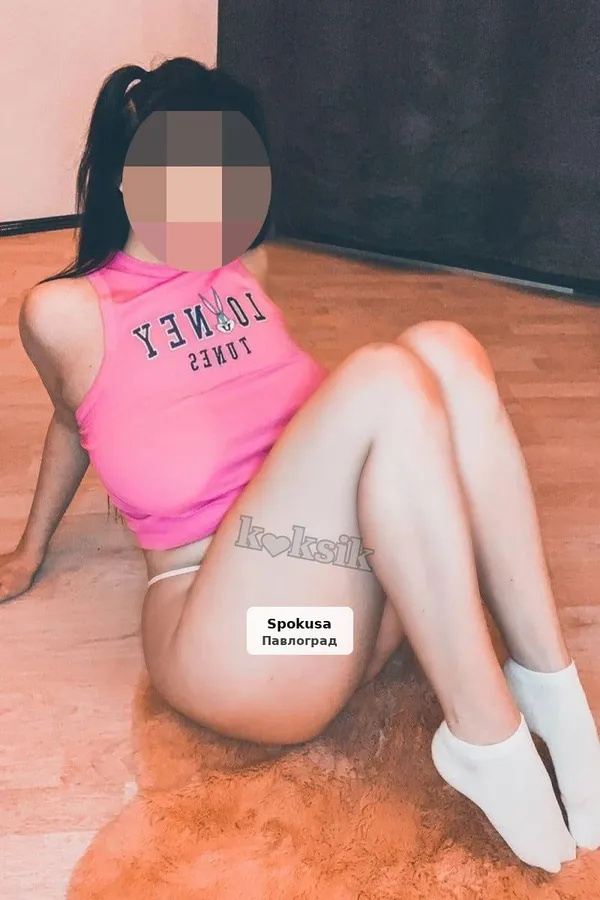 Мокра дівчина хоче ласки та любові