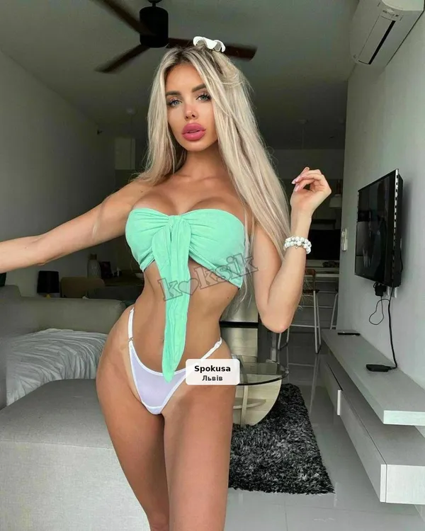 Спокуслива дівчинка на годинку