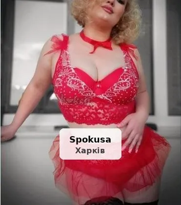 Стройная блондинка с пышной попой и красивой грудью