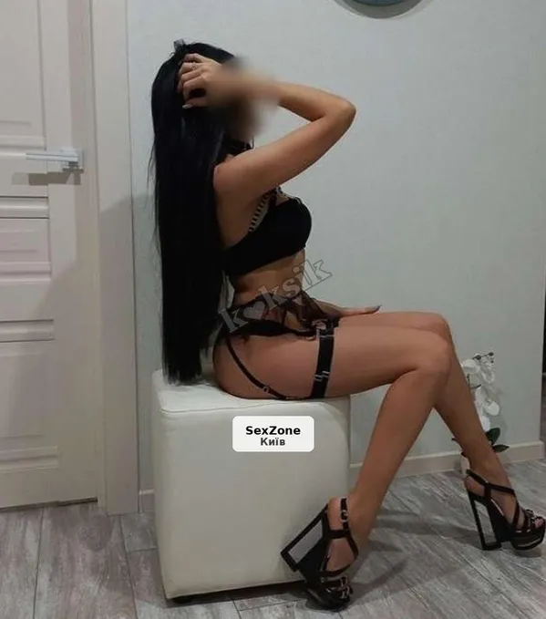 Брюнетка в центрі: ніч страсті