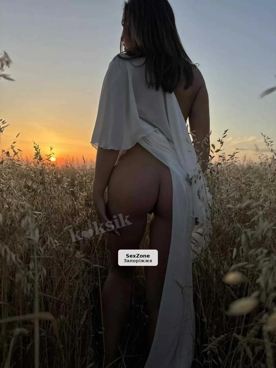 Красуня з шикарними формами хоче побавитись - 1/10