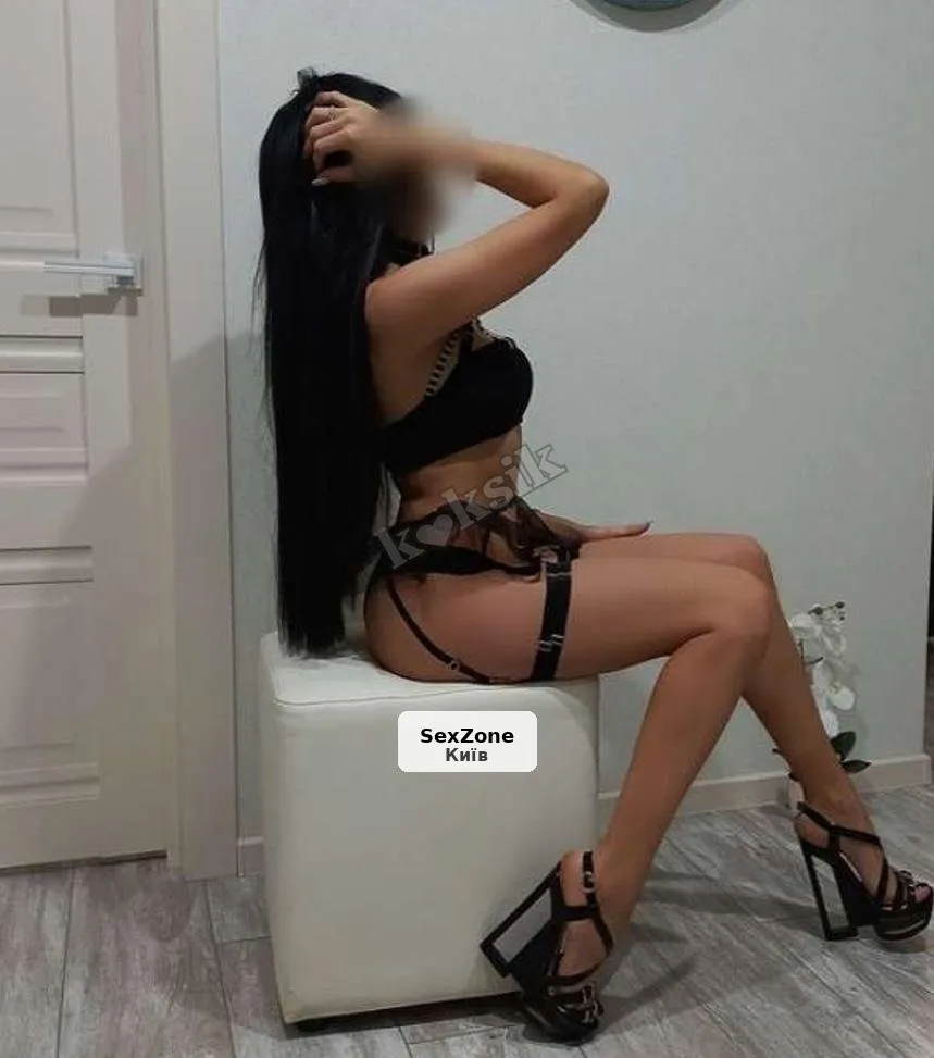 Брюнетка в центре: ночь страсти - 1/2